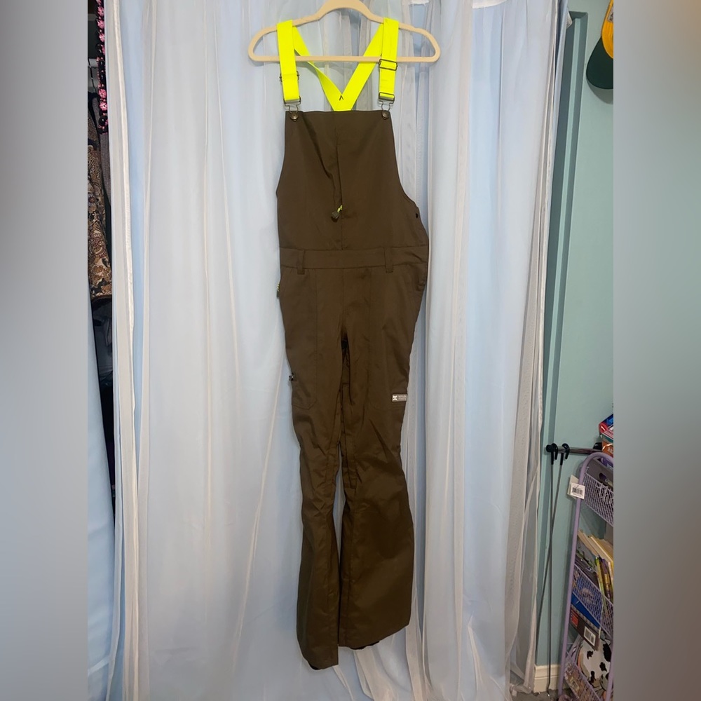 DC womens bib size Large. only worn once. it’s great condition.